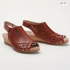 Earth Women's Brown Woven Sandals